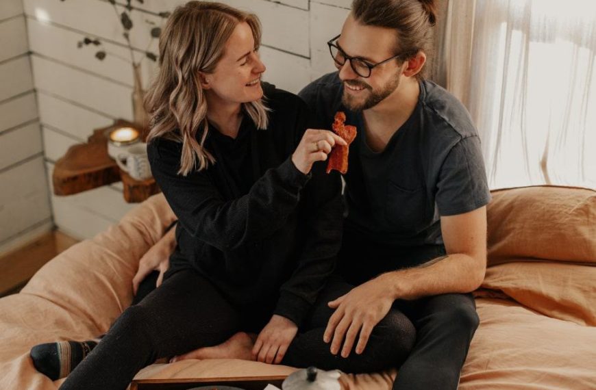 couple in the bed eating breakfast