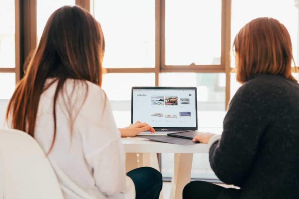 Two women wit a laptop